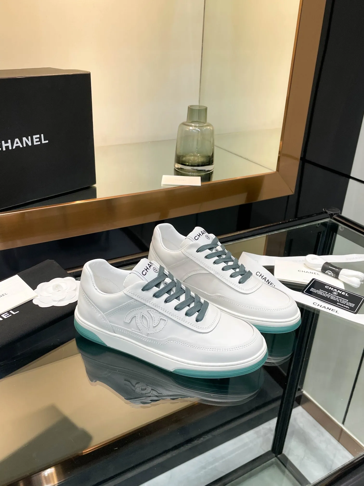 👟👟Ex-factory price 520👟👟Chanel Chanel 25SF latest model full leather panda color white shoes casual sports shoes skateboard shoes original purchase and development production Xiaoxiang C Home Another super popular item in the counter, loved by Internet celebrity bloggers and sisters, and various praises on social platforms. It is very popular, has a high texture, is breathable and super spring and summer. Seeing this issue always arouses the inner desire of girls for fashion. The latest suede material, classic black and white color, full of fashionable feeling on the feet, easy to care for. Fabric: Original customized imported cowhide material. Lining: Customized soft sheepskin lining. Sole: Original molded TPU non-slip outsole. Bottom thickness: 2.5CM. Size: Women's size 35-40 (custom-made sizes 40 are non-refundable)